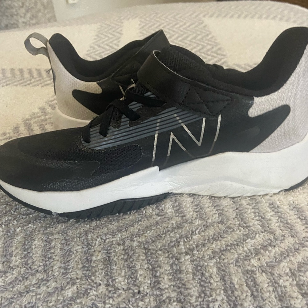 Boys New Balance Velcro Sneakers Size 5